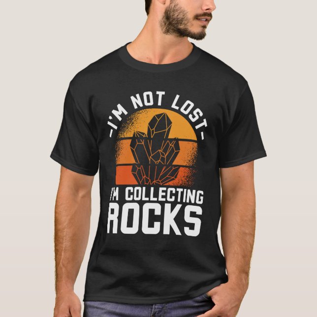 I'm Not Lost I'm Colleting Rocks T Shirt (Framsida)