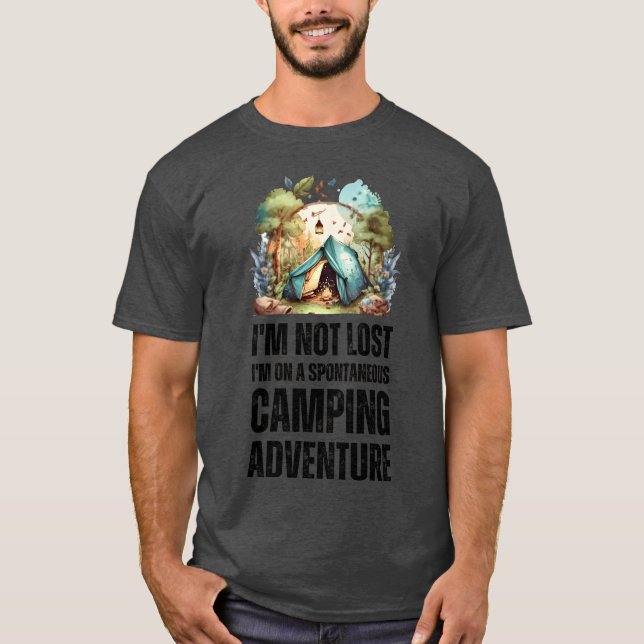 Im Not Lost Im On a Spontaneous Camping family T Shirt (Framsida)