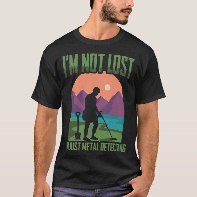 I'm Not Lost Treasure Hunting Detectorist Metal De T Shirt (Framsida)