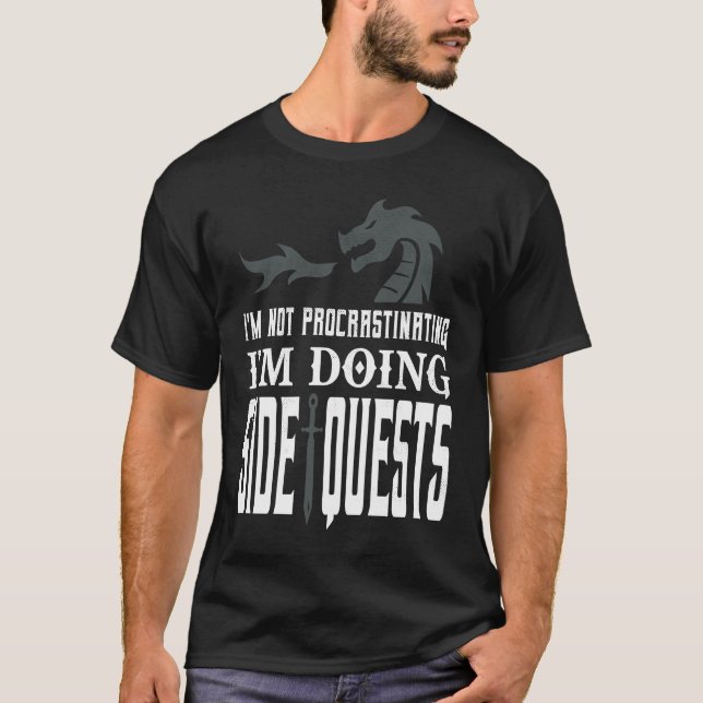 I'm Not Procrastinating I'm Doing Side Quests T Shirt (Framsida)