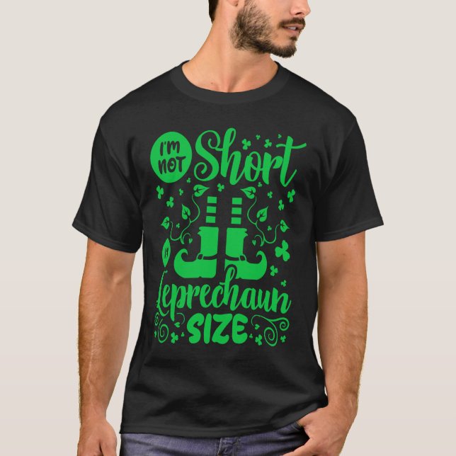 I'm Not Short I'm Leprechaun Size St Patricks Day T Shirt (Framsida)