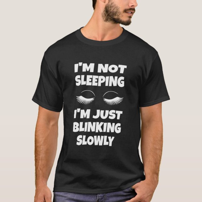 I'M Not Sleeg I'M Just Blinking Slowly T Shirt (Framsida)