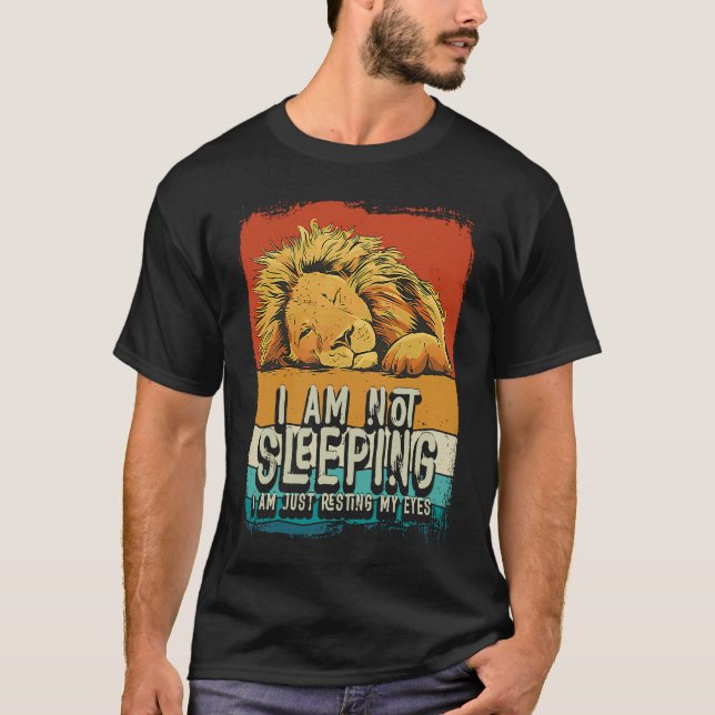 I'm Not Sleeping I'm Just Resting My Eyes Lion Dad T Shirt (Framsida)