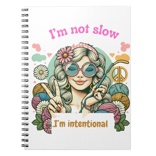 "I'm not slow, I'm intentional - Retro knitting hu Anteckningsbok (Framsidan)