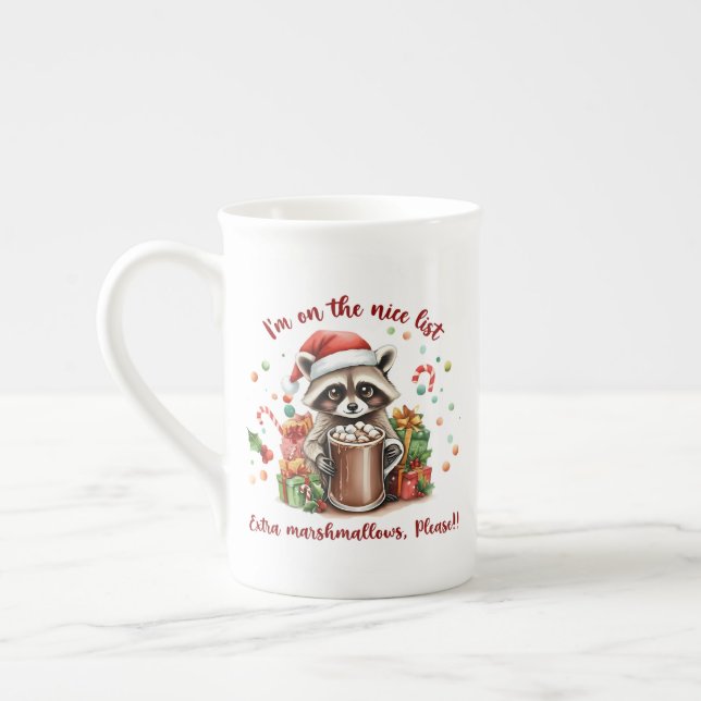 "I'm On The Nice List" Raccoon Christmas Benporslin Mugg (Vänster)
