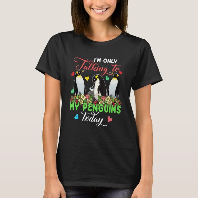 I'm Only Talking To My Penguins Today Group Floral T Shirt (Framsida)