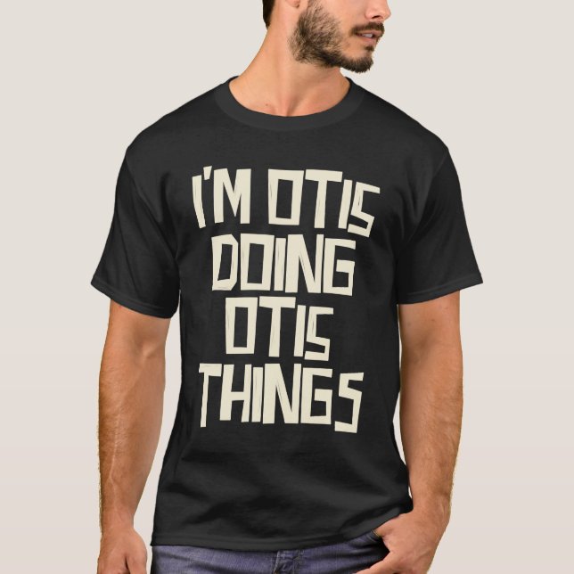 I'm Otis doing Otis things T Shirt (Framsida)