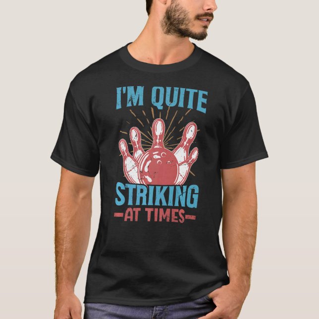 I'm Quite Striking At Times   Bowling Bowler Pun T Shirt (Framsida)