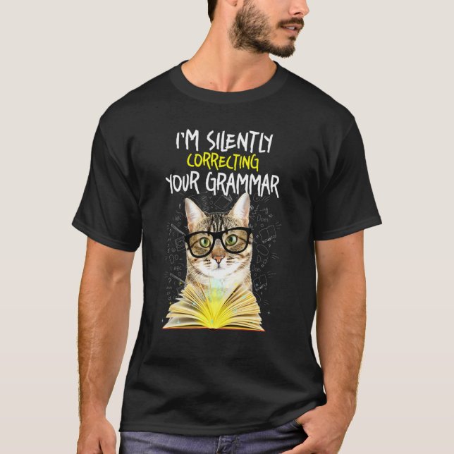 Im Silently Correcting Your Grammar Cat Book T Shirt (Framsida)