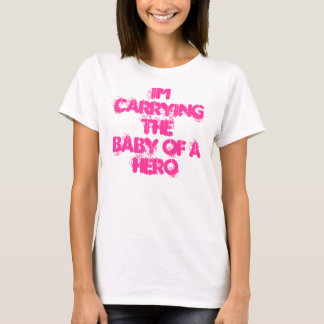 Im som bär bebiset av en HJÄLTE T-shirt