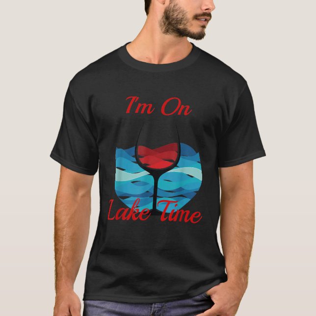 Im vid Sjö Time Red Vin Glass Vatten, bakgrunden S T Shirt (Framsida)