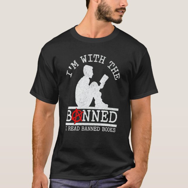 I'm With The Banned I Read Banned Books Man Readin T Shirt (Framsida)
