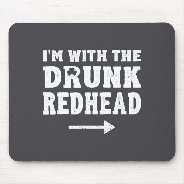 I'm With The Drunk Redhead Funny St Patricks Day  Musmatta (Framsidan)