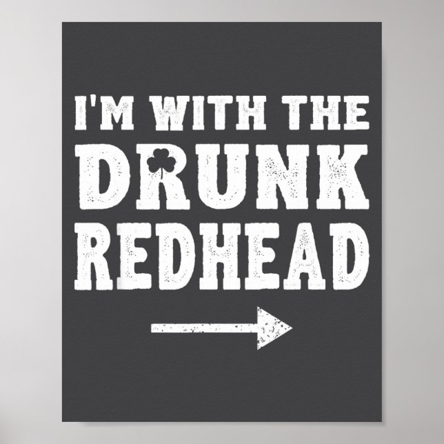 I'm With The Drunk Redhead Funny St Patricks Day  Poster (Framsidan)