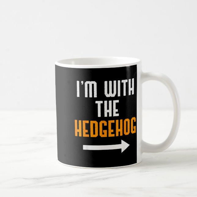 I'm With The Hedgehog Costume Funny Halloween Coup Kaffemugg (Höger)