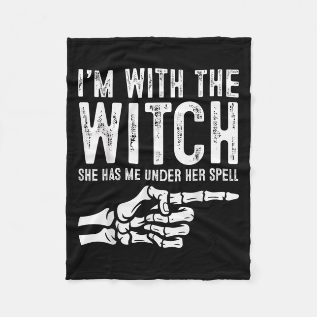 I'm With The Witch Funny Halloween Couple Costume  Fleecefilt (Framsidan)