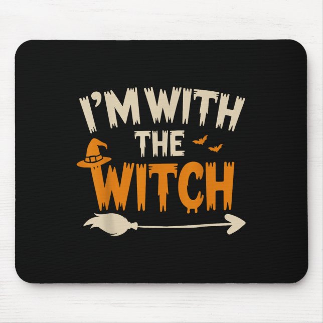 I'm With The Witch Funny Husband Halloween Costume Musmatta (Framsidan)