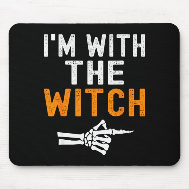 I'm With The Witch Funny Skeleton Halloween Matchi Musmatta (Framsidan)