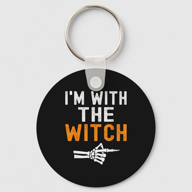 I'm With The Witch Funny Skeleton Halloween Matchi Nyckelring (Framsida)