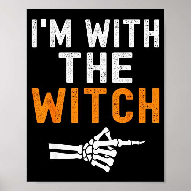 I'm With The Witch Funny Skeleton Halloween Matchi Poster (Framsidan)