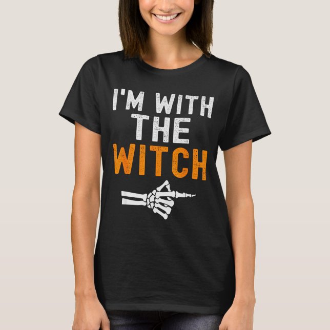 I'm With The Witch Funny Skeleton Halloween Matchi T Shirt (Framsida)