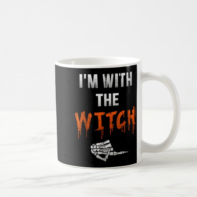 I'm With Witch Skeleton Hand Funny Halloween Husba Kaffemugg (Höger)
