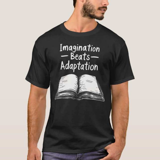 Imagination Beats Adaptation Grafisk Bokdesign T Shirt (Framsida)
