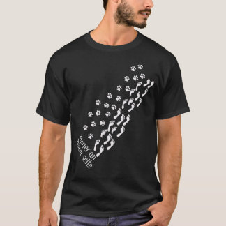 Immer an meiner Seite – Treue Pfoten und Schritte T Shirt