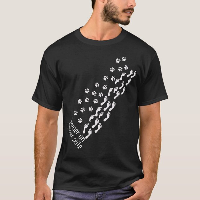 Immer an meiner Seite – Treue Pfoten und Schritte T Shirt (Framsida)