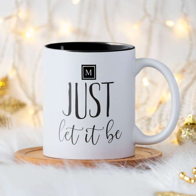 Imponerande citattypografi, om så är fallet Två-Tonad mugg (Just let it be motivational quote monogram mug. Simple typography design for a fun gift idea.)