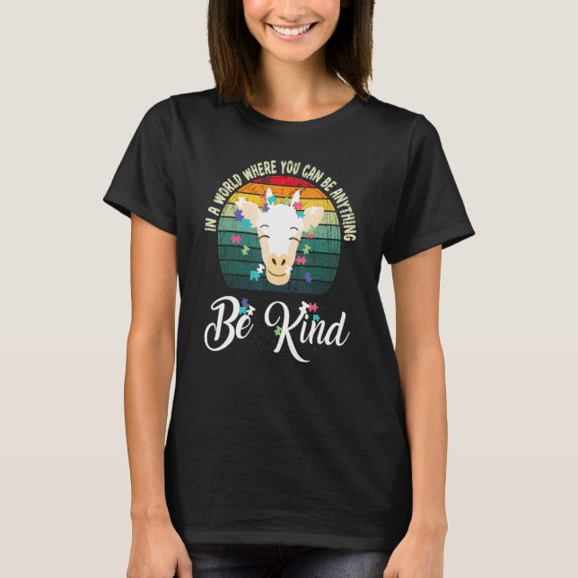 In A World Be Kind Cute Giraffe Autism Awareness T Shirt (Framsida)