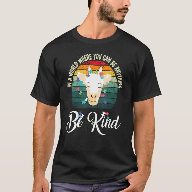 In A World Be Kind Cute Giraffe Autism Awareness T Shirt (Framsida)
