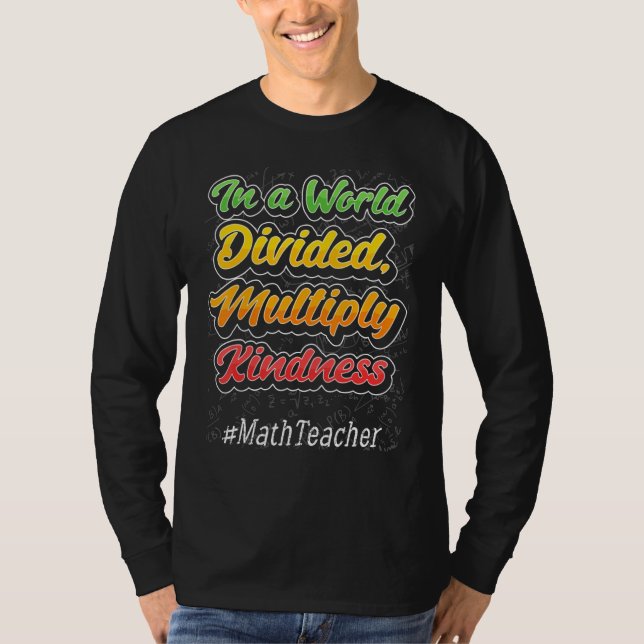In A World Divided Multiply Kindness Math Teacher  T Shirt (Framsida)