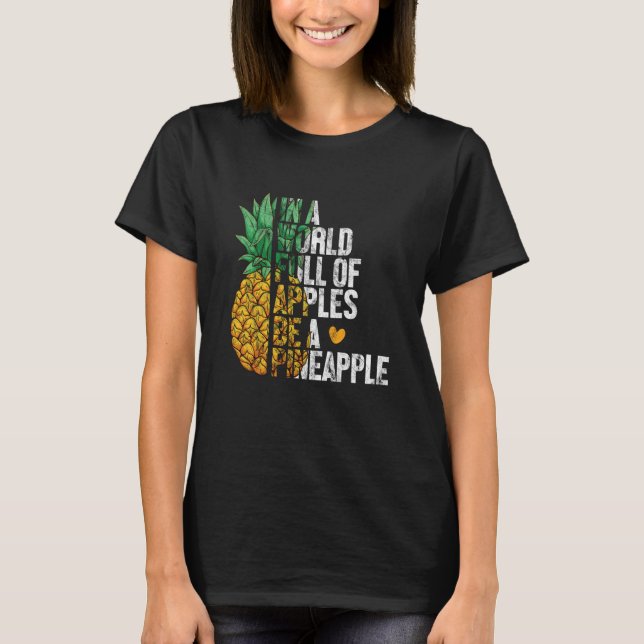 In a World full of Apples be a Pineapple  Pineappl T Shirt (Framsida)