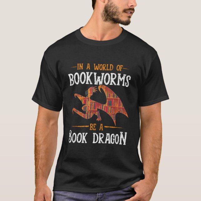 In A World Full Of Bookworms Be A Book Dragon T Shirt (Framsida)