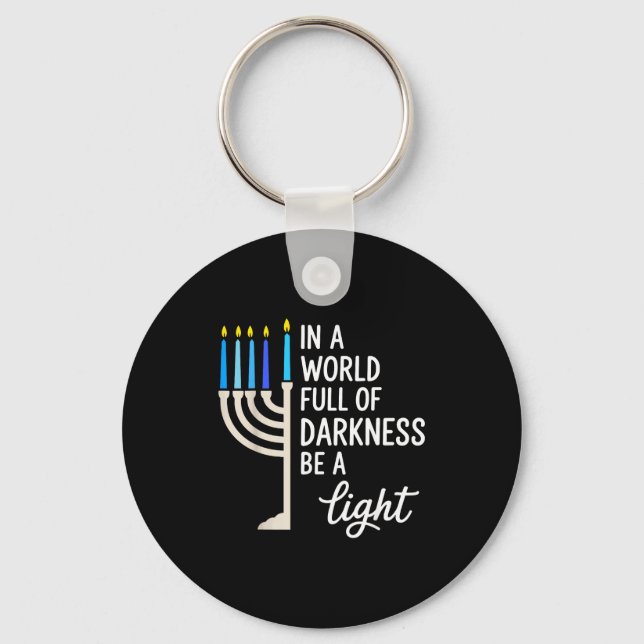 In A World Full Of Darkness Be A Light Hanukkah  Nyckelring (Framsida)