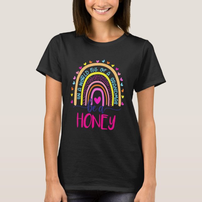In A World Full Of Granmas Be A Honey Rainbow  1 T Shirt (Framsida)