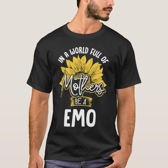 In A World Full Of Mothers be a Emo T Shirt (Framsida)