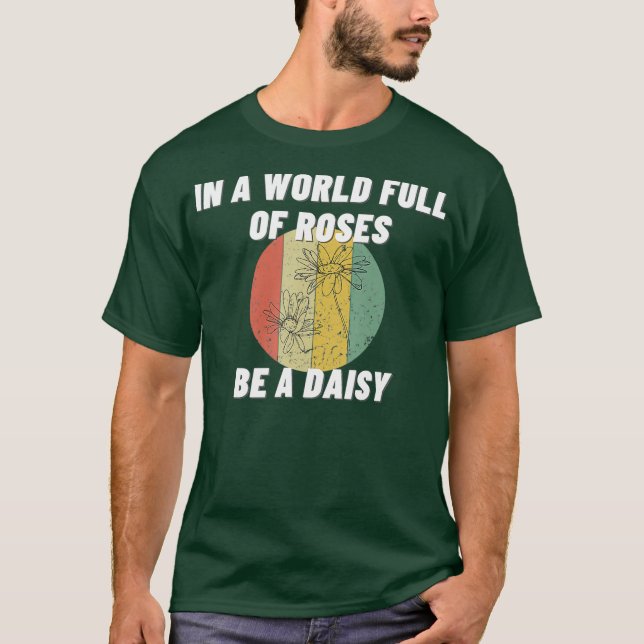 In A World Full Of Roses Be A Daisy Funny Gift T Shirt (Framsida)