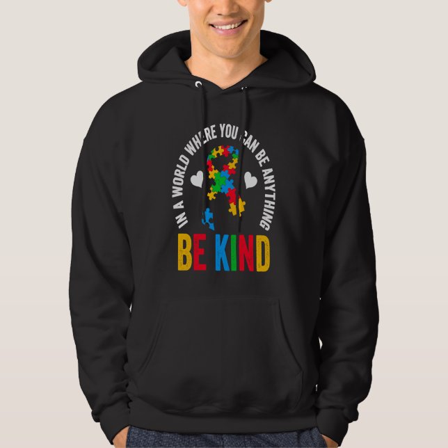 In A World Where You Can Be Anything Be Kind Autis Hoodie (Framsida)