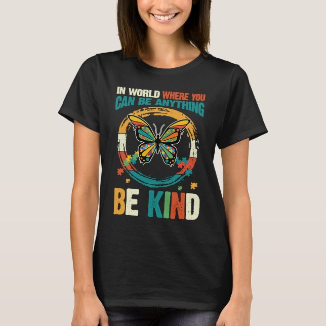 In A World Where You Can Be Anything Be Kind Autis T Shirt (Framsida)