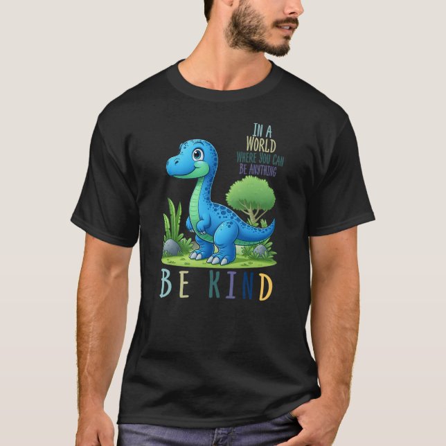 In a World Where You Can Be Anything Be kind Dinos T Shirt (Framsida)