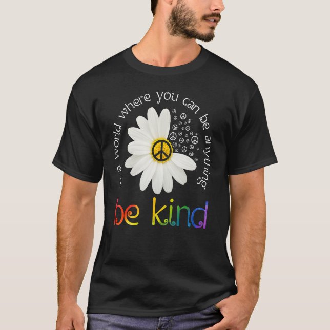 In A World Where You Can Be Anything Be Kind Peace T Shirt (Framsida)