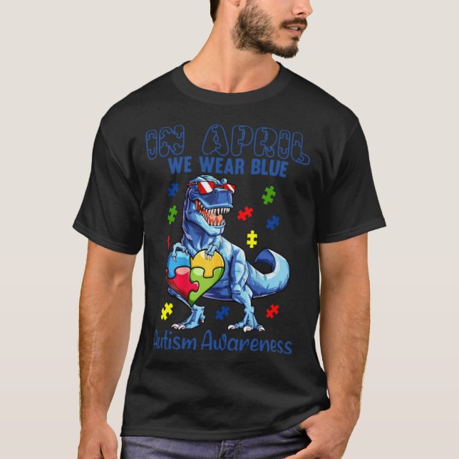 In April We Wear Blue Autism Awareness Dinosaur Pu T Shirt (Framsida)