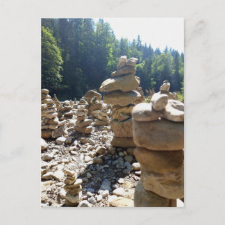 In Balance – Steintürme in der Natur Postkarte Vykort