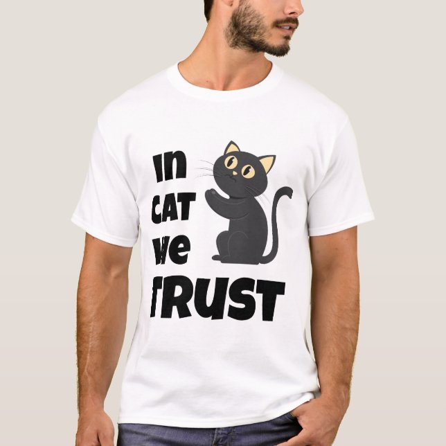 In Cat We Trust Funny Cat Lover T-Shirt (Framsida)