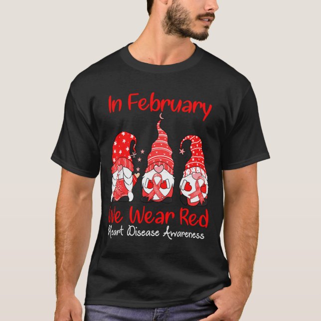 In February We Wear Red Three Gnomes Heart Disease T Shirt (Framsida)