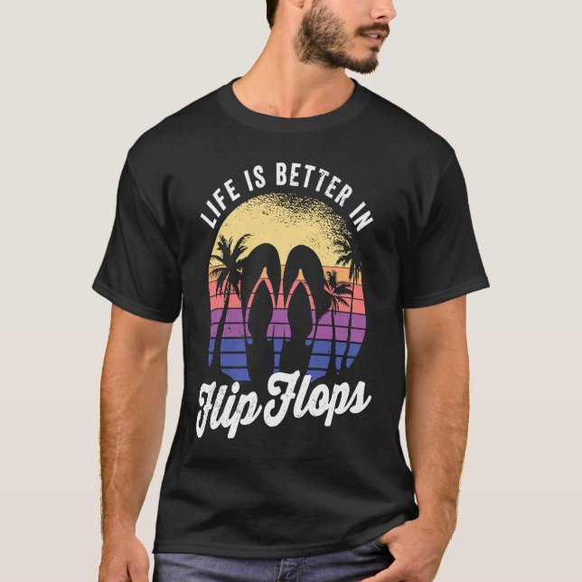 in flip flops for an retro beach vacation t shirt (Framsida)
