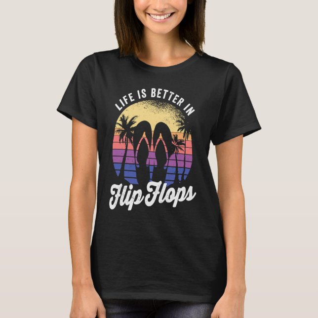 in flip flops for an retro beach vacation t shirt (Framsida)