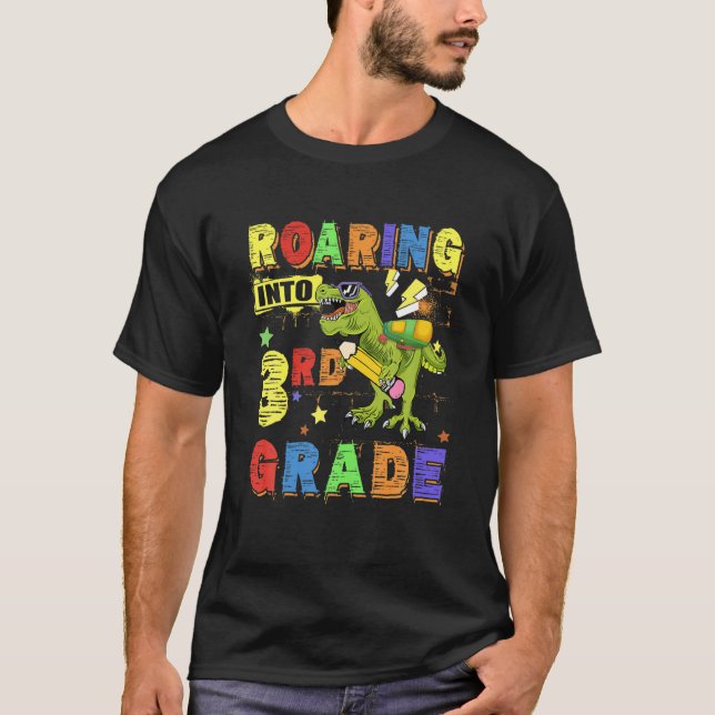In i 3RD Klass Dinosaur-ryggsäck tillbaka till S T Shirt (Framsida)